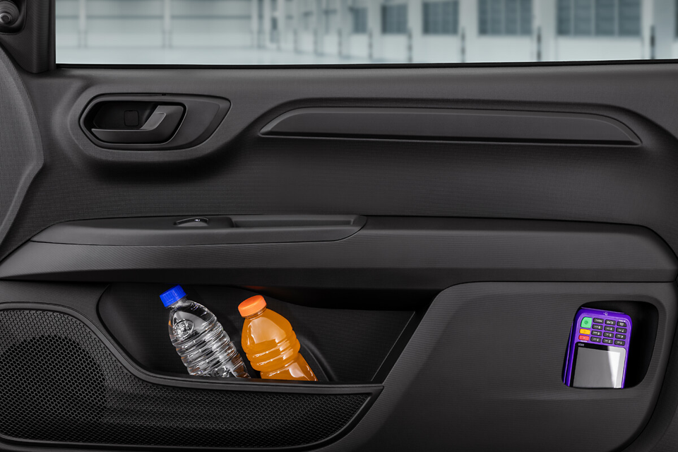 Detalhe da porta traseira da Fiat Fiorino, com destaque para o espaço interno destinado ao carregamento de itens.