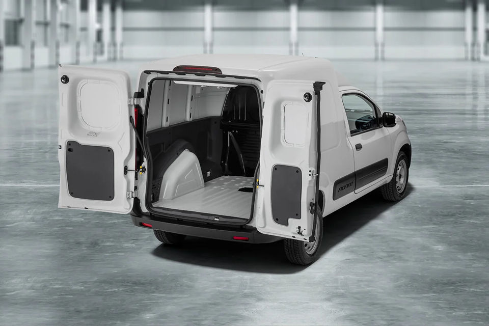 "Fiat Fiorino com portas traseiras abertas, destacando o amplo espaço interno para carga.