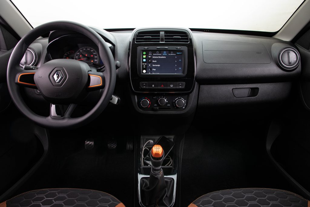 Painel do Renault Kwid com central multimídia em destaque, mostrando conectividade e comandos acessíveis.