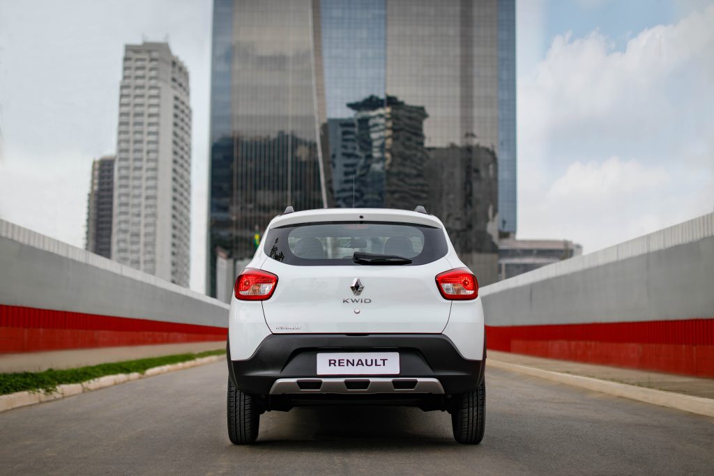 Traseira do Renault Kwid branco, com destaque para o design compacto e as linhas modernas do subcompacto