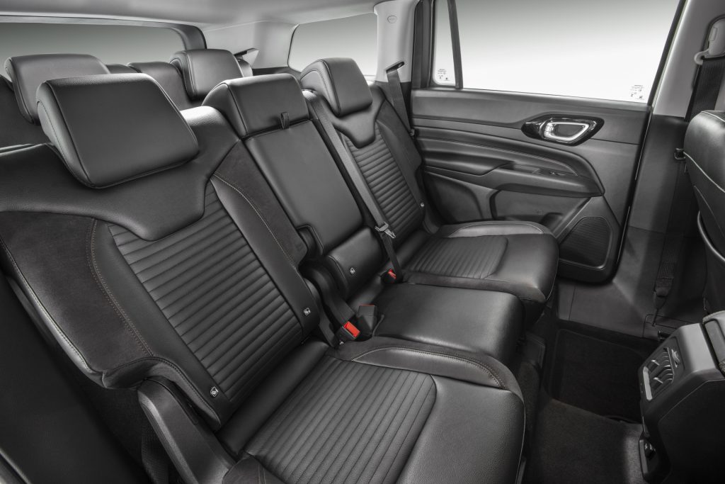 Interior do Jeep Commander branco, visão dos bancos traseiros com destaque para o espaço e acabamento.