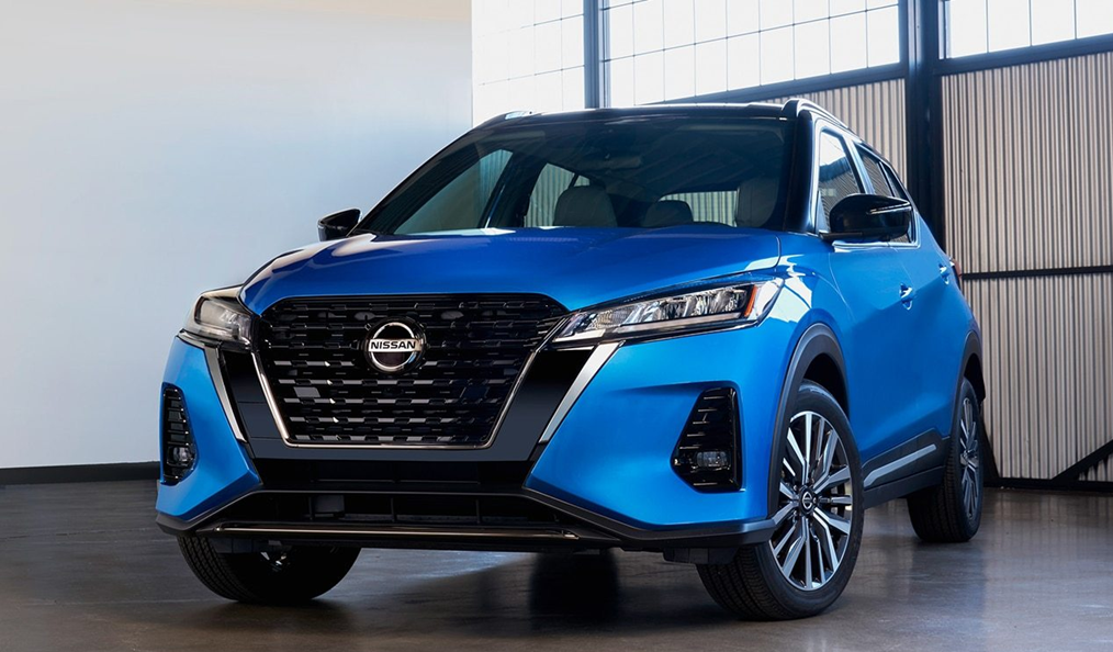 Nissan Kicks azul estacionado, com destaque para a parte frontal e os faróis em evidência.