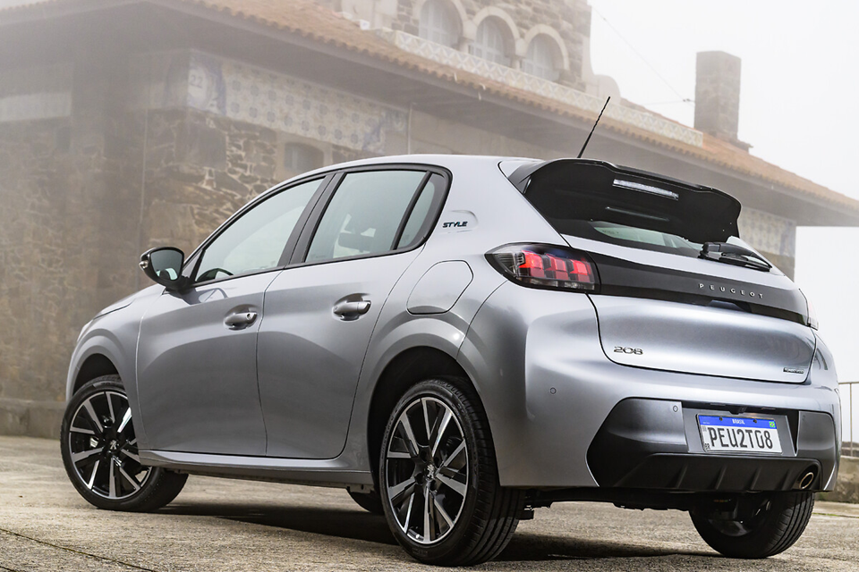 Peugeot 208 cinza com foco na traseira, lanternas em destaque e design moderno do hatch compacto.