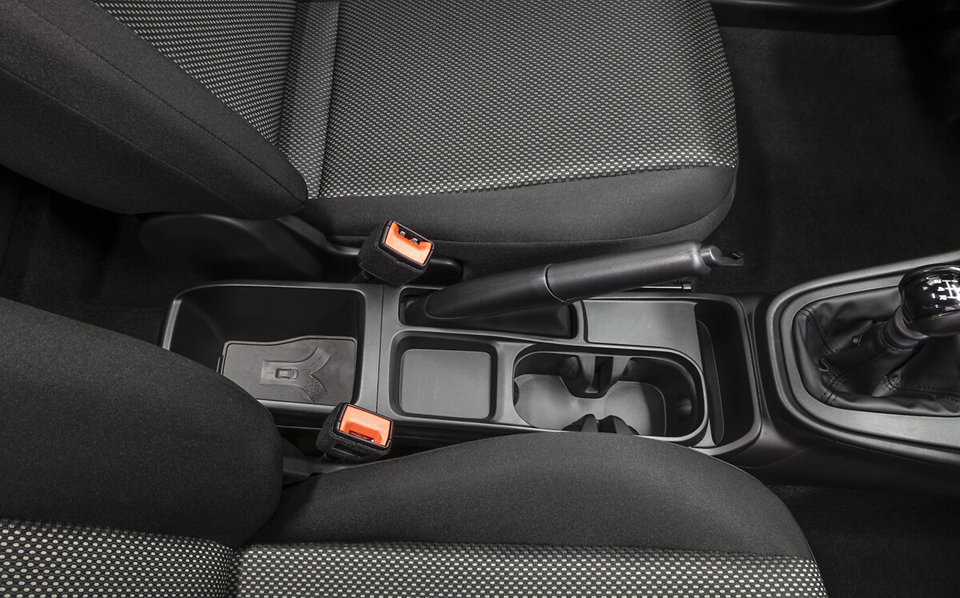 Interior do Fiat Pulse com foco nos bancos dianteiros, cintos de segurança e câmbio central, destacando o acabamento moderno.
