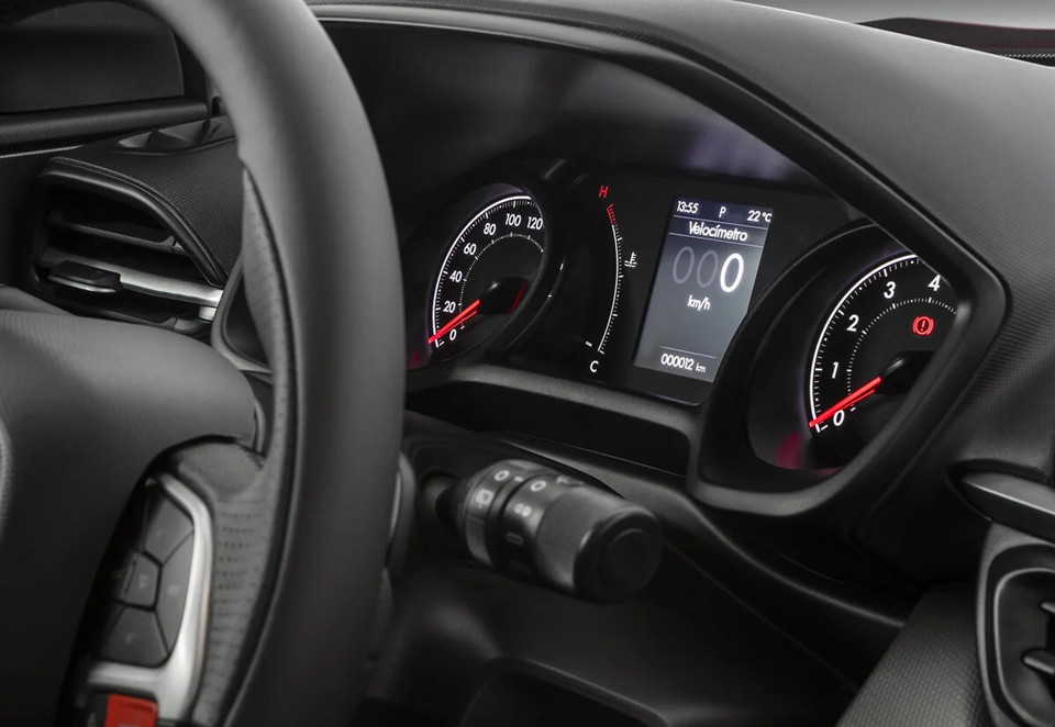 Painel do Fiat Pulse com velocímetro digital em destaque, exibindo informações de velocidade e consumo