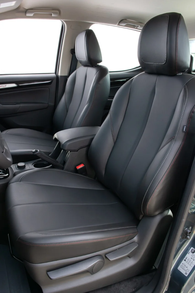 Bancos da Chevrolet S10, com estofamento espaçoso e encostos bem definidos para passageiros.
