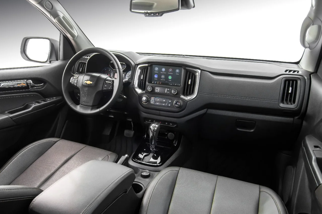 Painel da Chevrolet S10 com foco nos bancos do motorista, volante e detalhes internos da cabine
