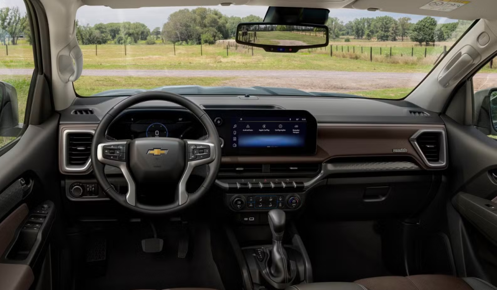 Painel da Chevrolet S10 com foco no volante multifuncional e nos comandos do console.