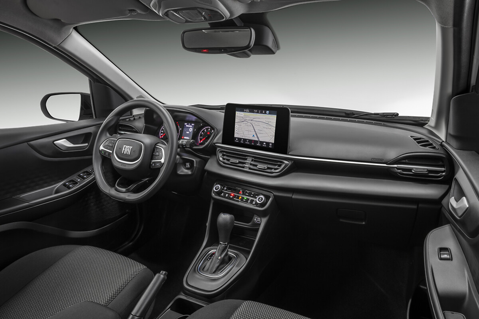 Interior do Fiat Pulse mostrando bancos dianteiros, central multimídia no painel e câmbio central em destaque.