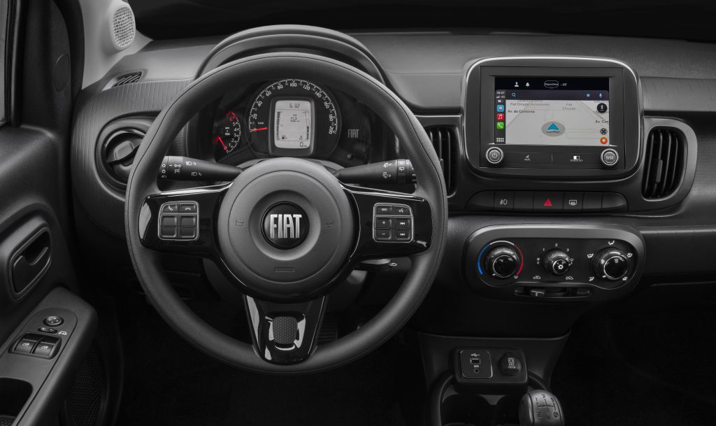 Visão frontal do volante do Fiat Mobi, com a central multimídia posicionada ao lado.