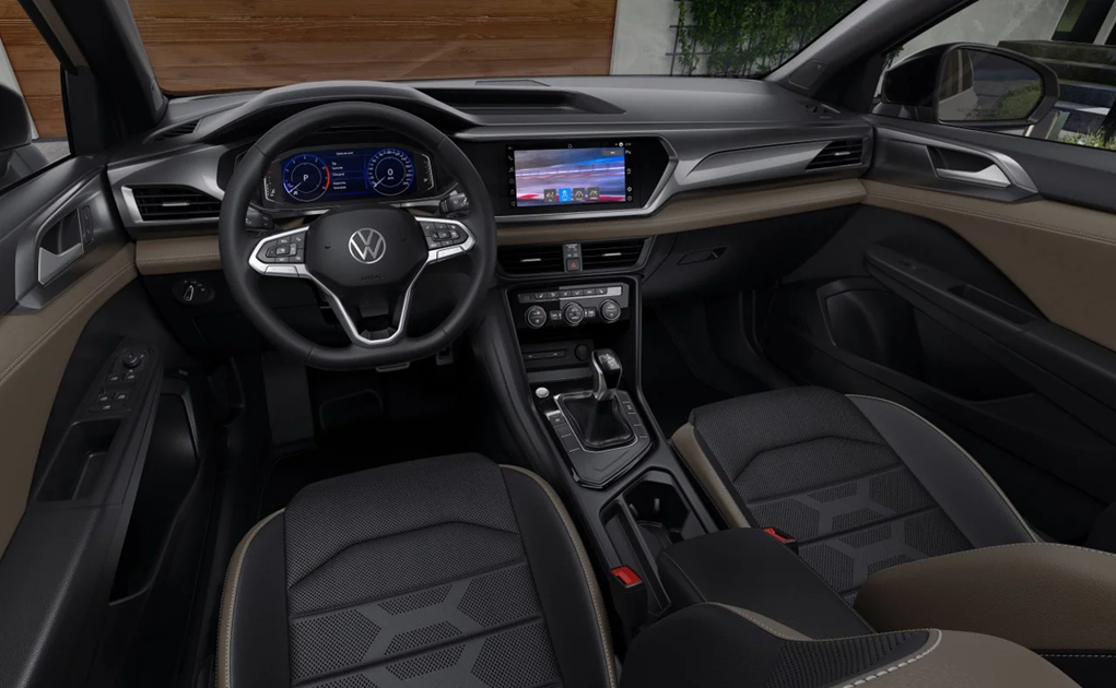 painel do Volkswagen Taos com volante, central multimídia e bancos dianteiros em destaque.