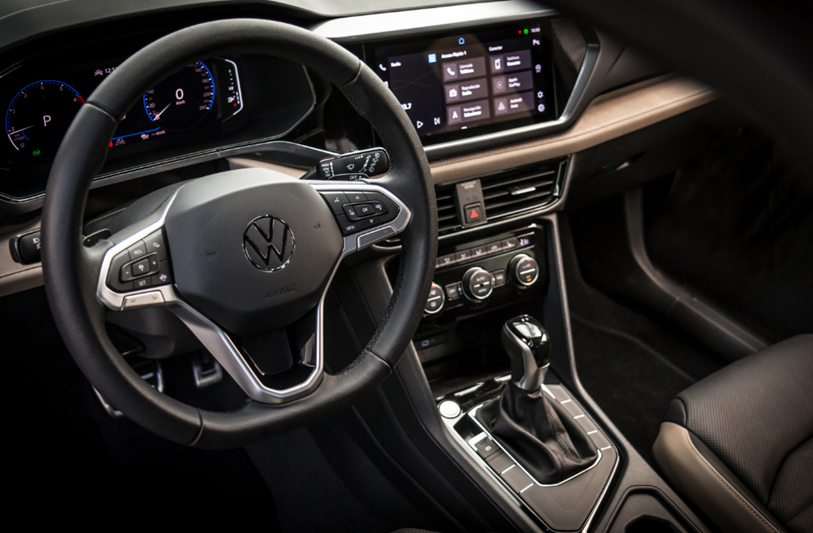 volante do Volkswagen Taos em destaque, com detalhes dos controles e acabamento.