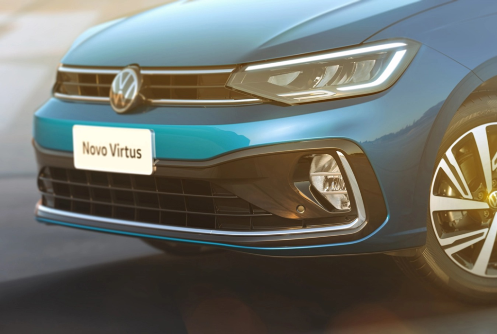 Detalhes frontais do Volkswagen Virtus azul, destacando grade, faróis e linhas modernas do sedã.