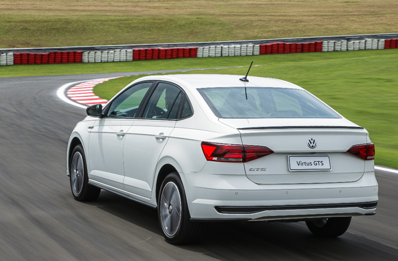 Traseira do Volkswagen Virtus GTS em movimento, com foco no design esportivo, lanternas marcantes e estilo dinâmico do sedã.