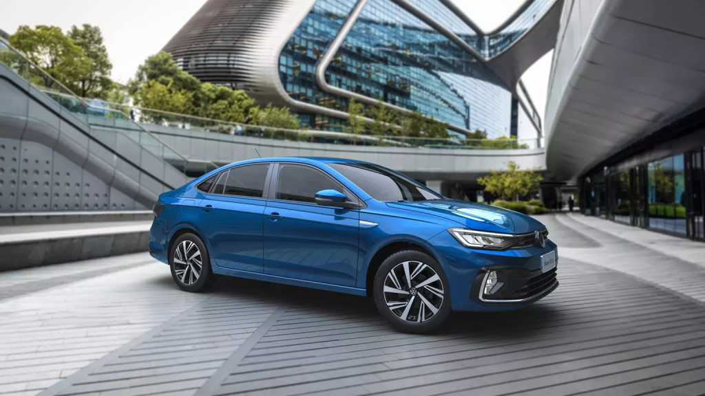 Volkswagen Virtus azul visto de perfil em ambiente urbano, destacando linhas laterais e design moderno do sedã.