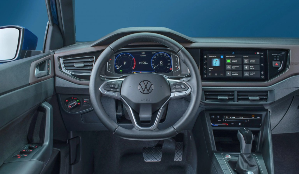 Painel do Volkswagen Virtus com foco no volante multifuncional e detalhes do acabamento interno.