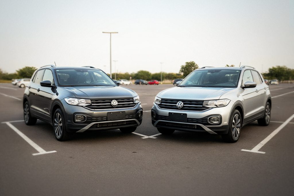T-Cross Comfortline-1.0-2024 e T-Cross 1.0-TSI-2024 estacionados de frente.