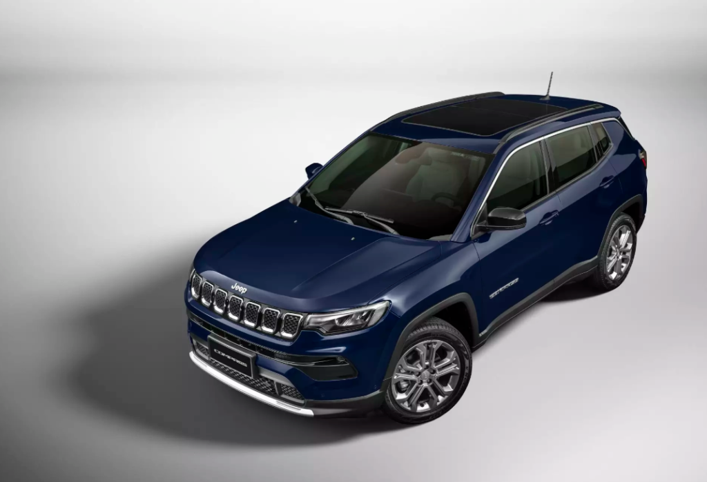 Jeep Compass azul visto de cima, com destaque para o teto solar panorâmico