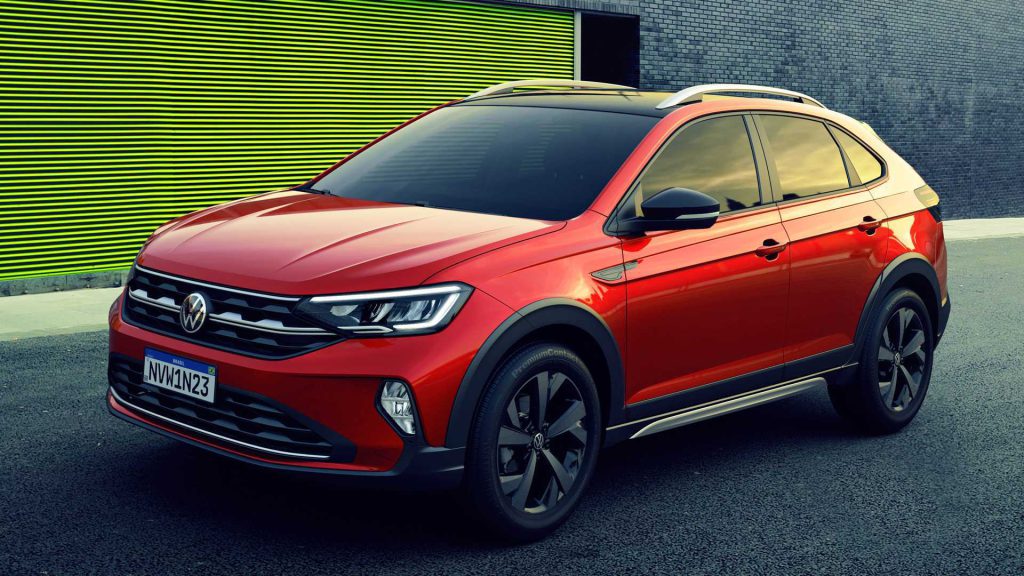 Volkswagen Nivus vermelho, registrado em estrada com design esportivo em destaque.