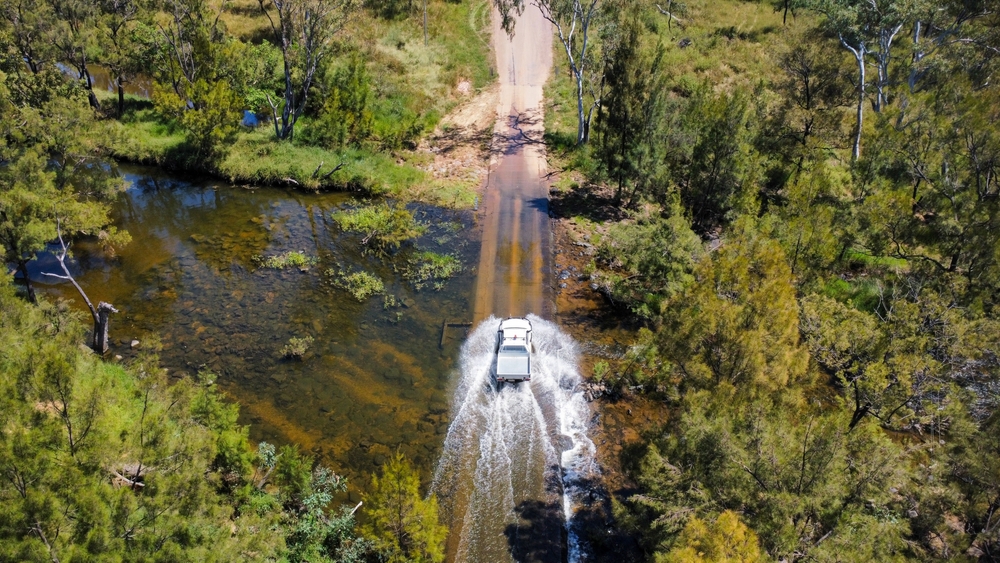Carro 4x4 atravessa rio