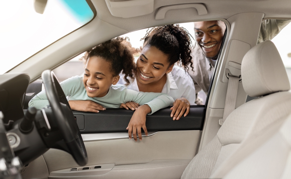 família observa o interior do carro, comprar carro, carro seminovo