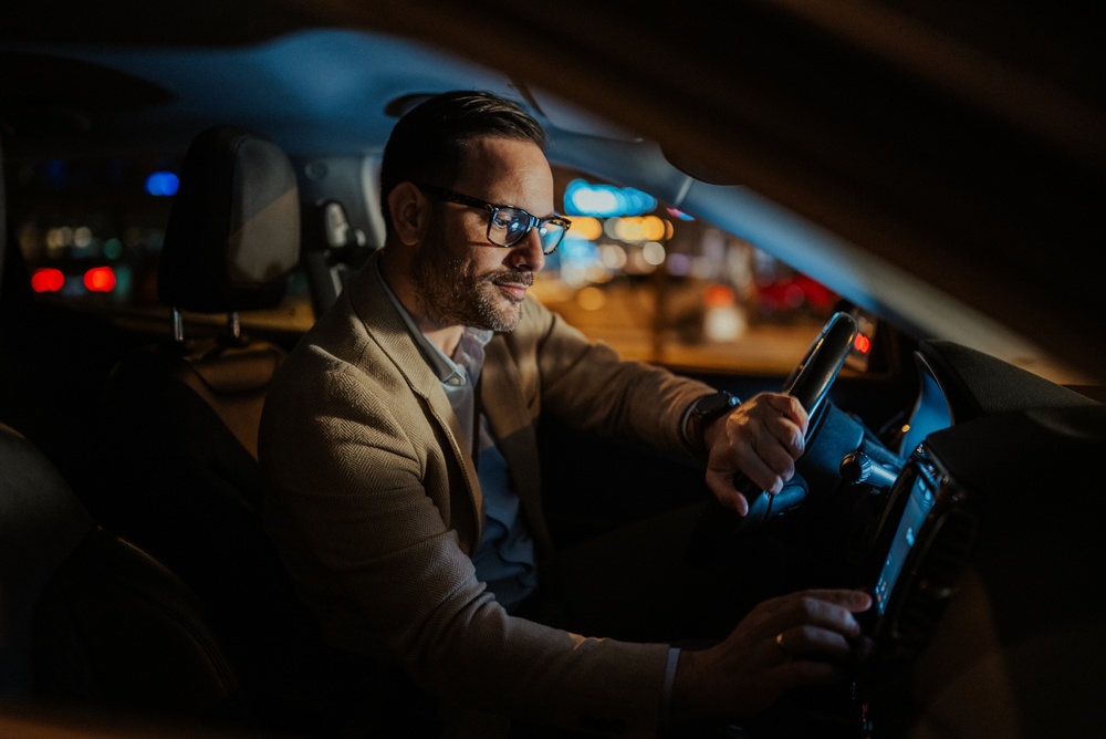 motorista, tecnologia, equipamentos. Calm,Businessman,Driving,Alone,At,Night,,Adjusting,Car,Stereo,During